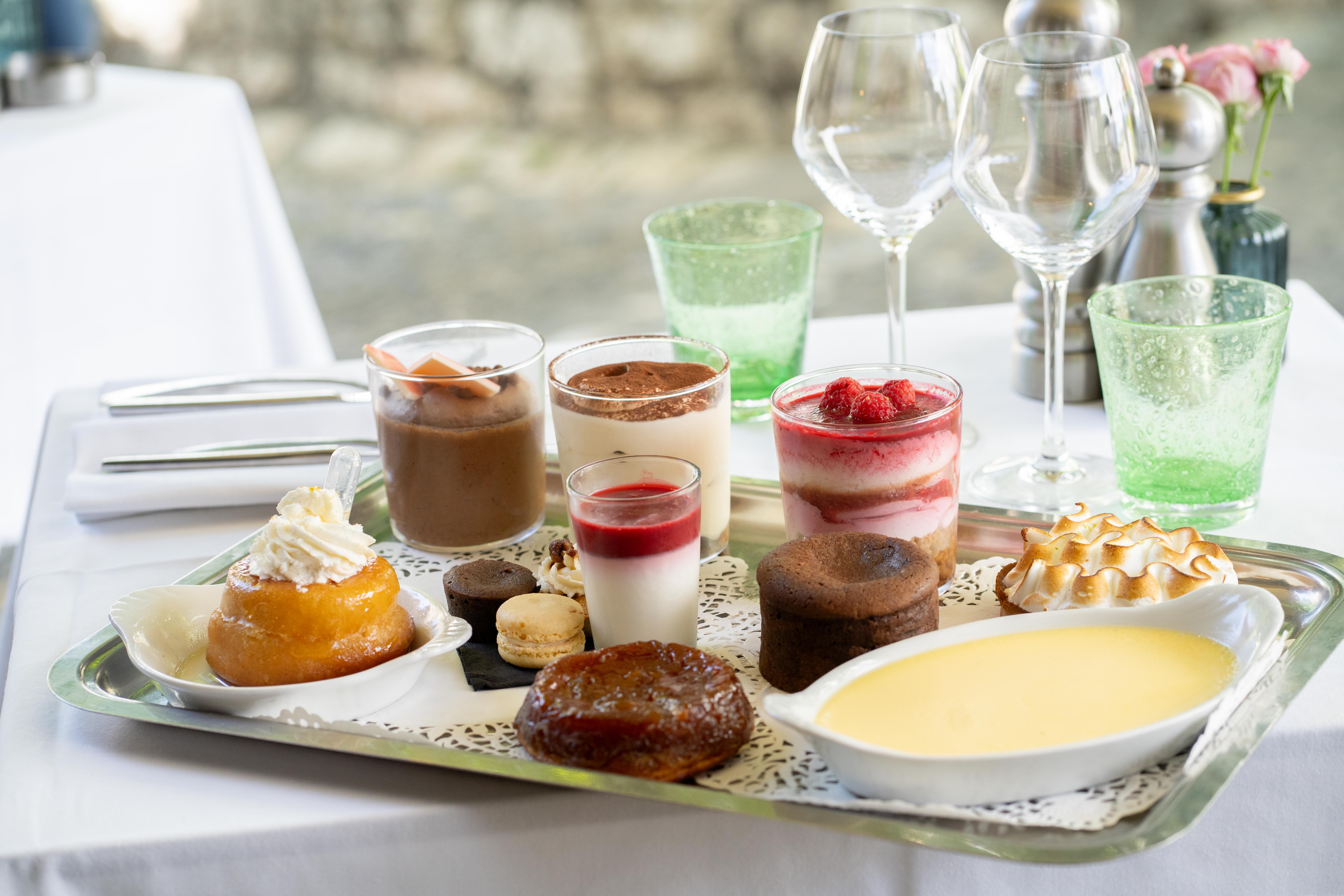 Assortiment de desserts maison servi sur la terrasse