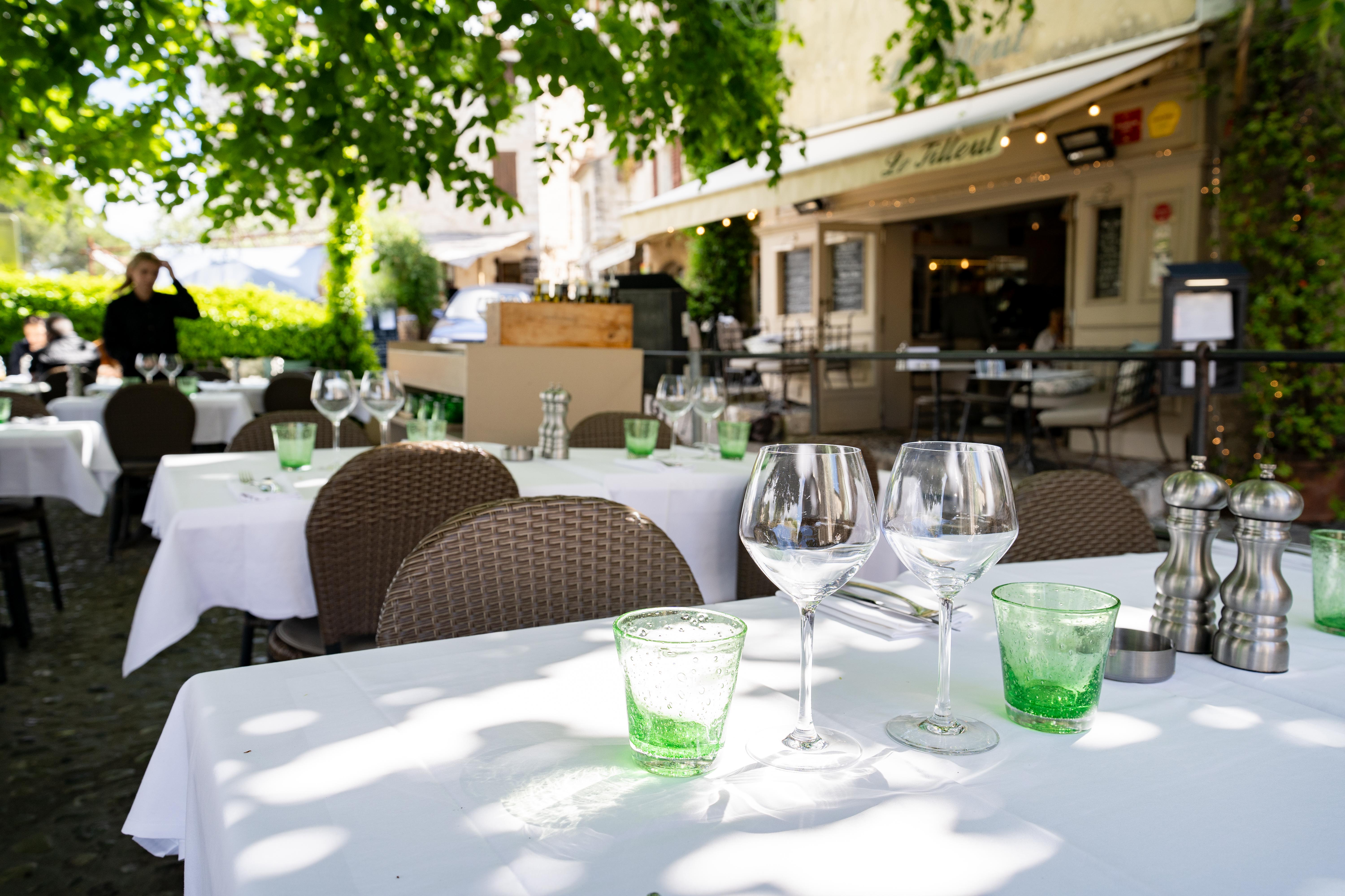 La terrasse du restaurant Le Tilleul et ses verres verts